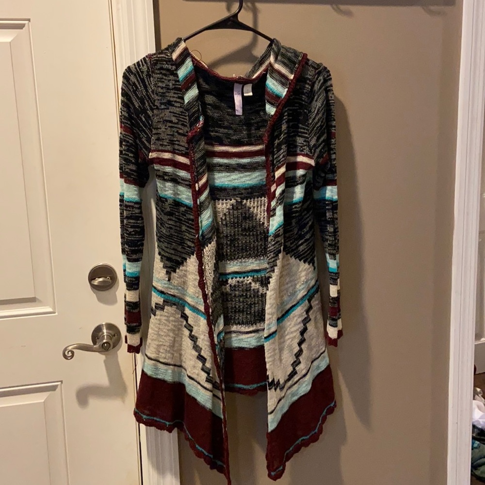 Small knit long sleeved sweater